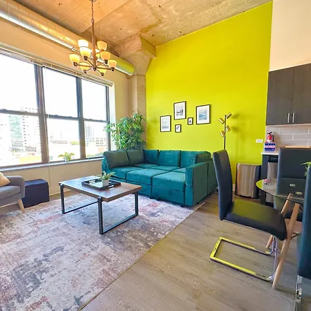 Mccormick Place: Modern Downtown Loft with Optional Parking